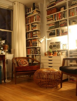作り付けの本棚と一人掛けソファのあるリビング_[0].jpg